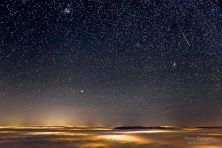 etoile filante sur une mer de nuages.jpg